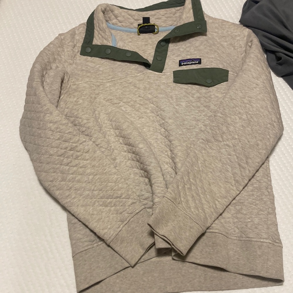 Size small women’s Patagonia pull over